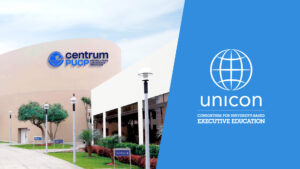 Fotocomposición. A la izquierda está la fachada de Centrum PUCP que tiene el logo en un edificio grande. A la derecha el logo de Unicon sobre fondo celeste
