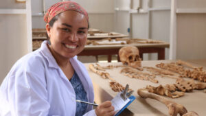 Lucía Watson con restos óseos humanos