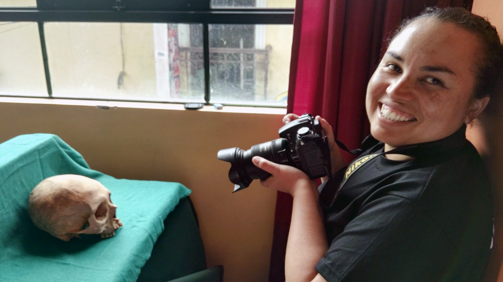Lucía Watson fotografiando un cráneo
