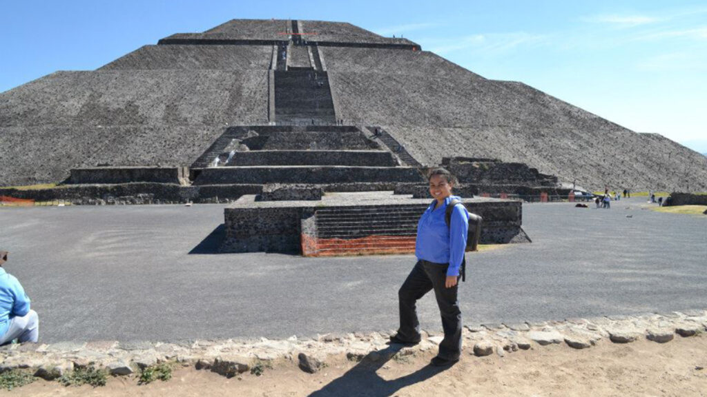 Lucía Watson frente a la Pirámide del Sol de Teotihuacán.