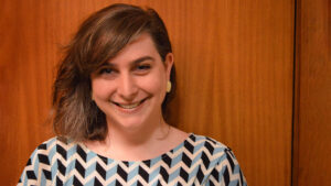 investigadora en pedagogía del teatro de la Universidad de São Paulo de Brasil en plano medio con el cabello de costado y blusa de cuadros