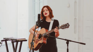 Artista Bea Mar tocando guitarra