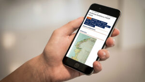 Imagen de un celular y en su pantalla se ve un mapa del Archivo histórico PUCP