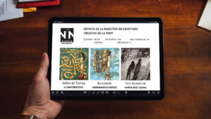 Fotografía en la que se ve centrada una tablet, a lo ancho, sostenida por una mano sobre un escritorio de madera. dentro de la tablet se ve "NN Nuevos narradores. Revista de la maestría en escritura creativa de la PUCP", además de tres ilustraciones coloridas
