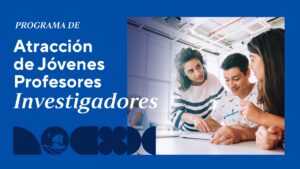 Imagen para la convocatoria de profesores investigadores en la PUCP: 3 jóvenes adultos de aprox 35 años conversan señalando un cuaderno en una foto iluminada que destacad sobre fondo azul