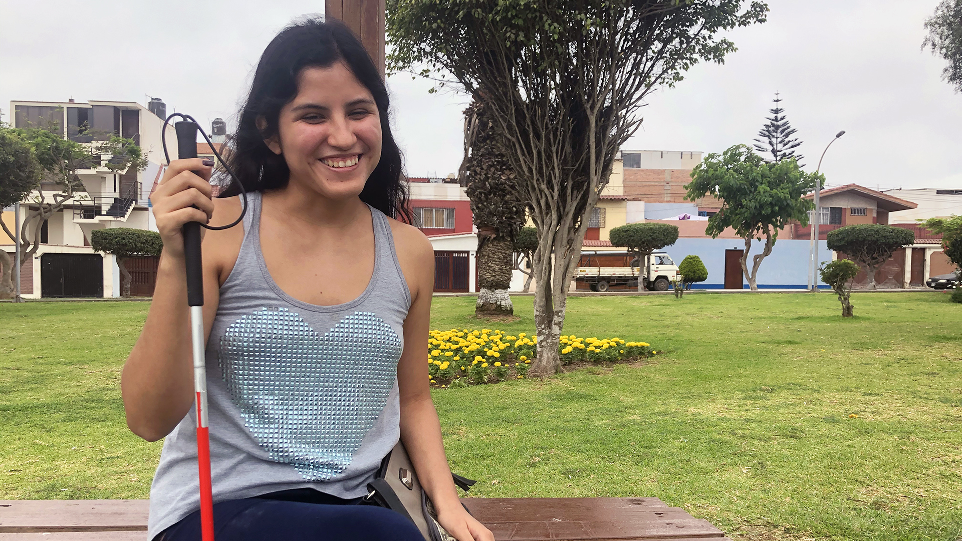 Andrea sentada en una banca del parque