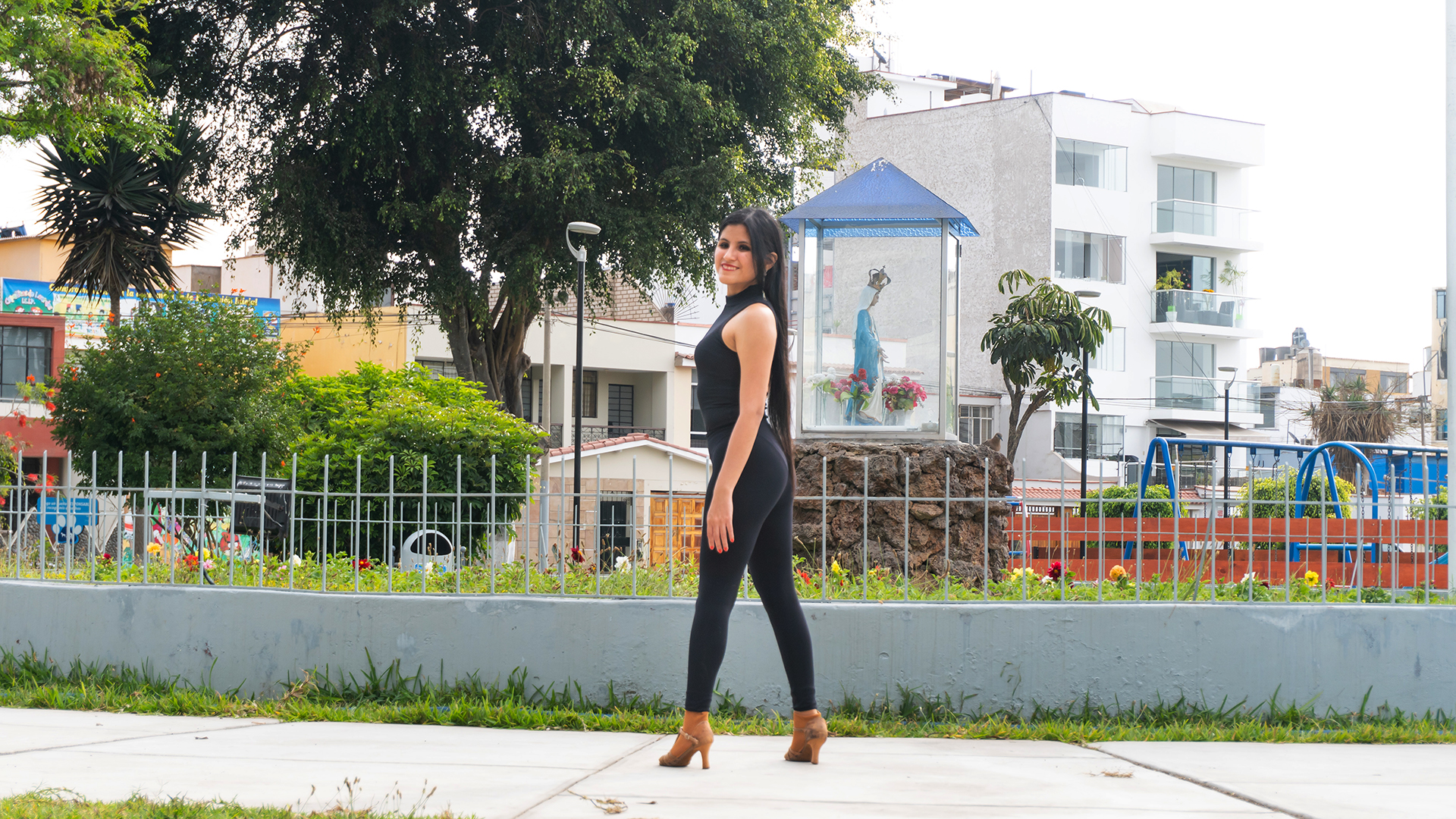 Andrea parada posa de costado mirando al horizonte