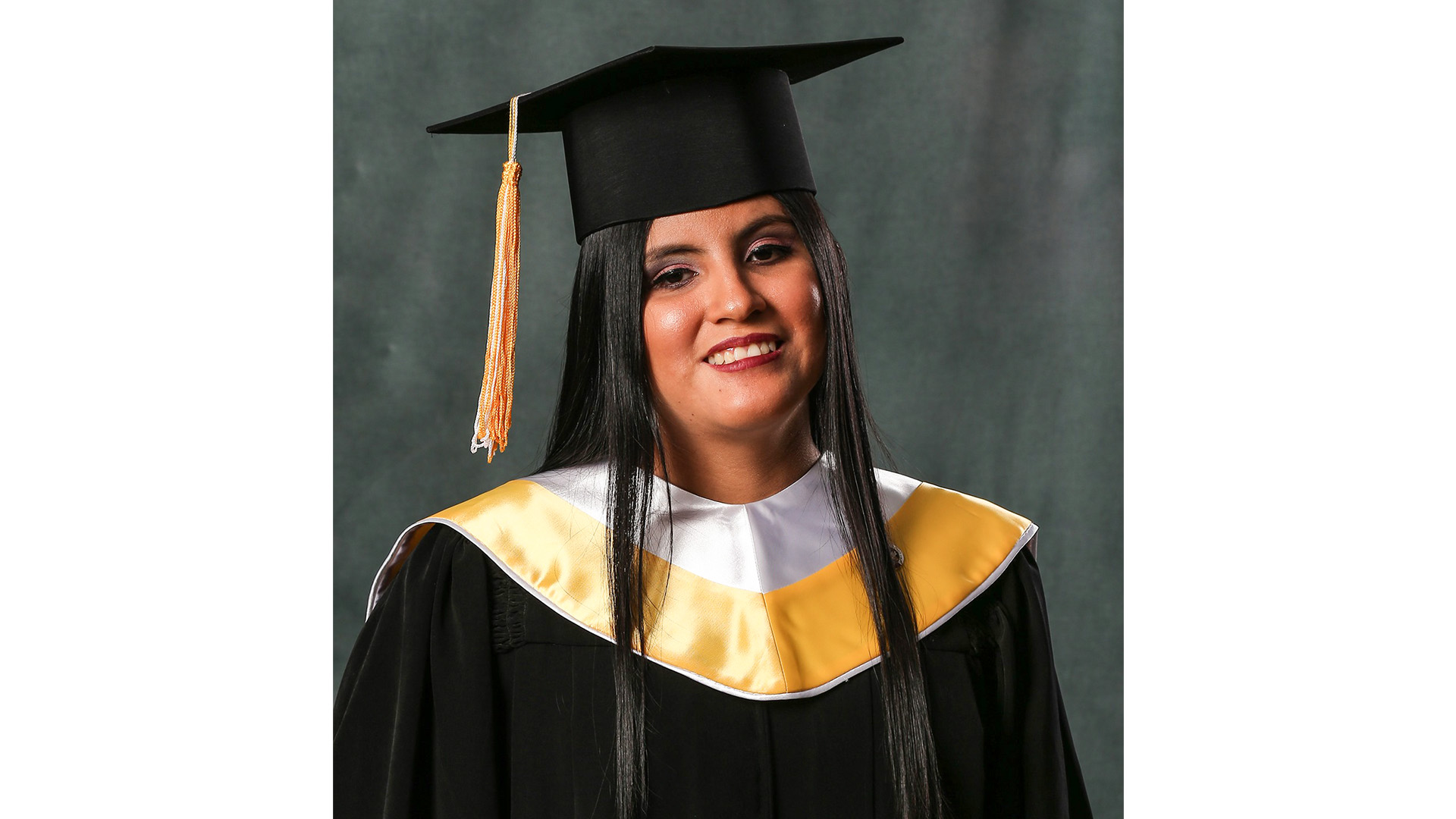 Andrea Burga con su traje de graduación