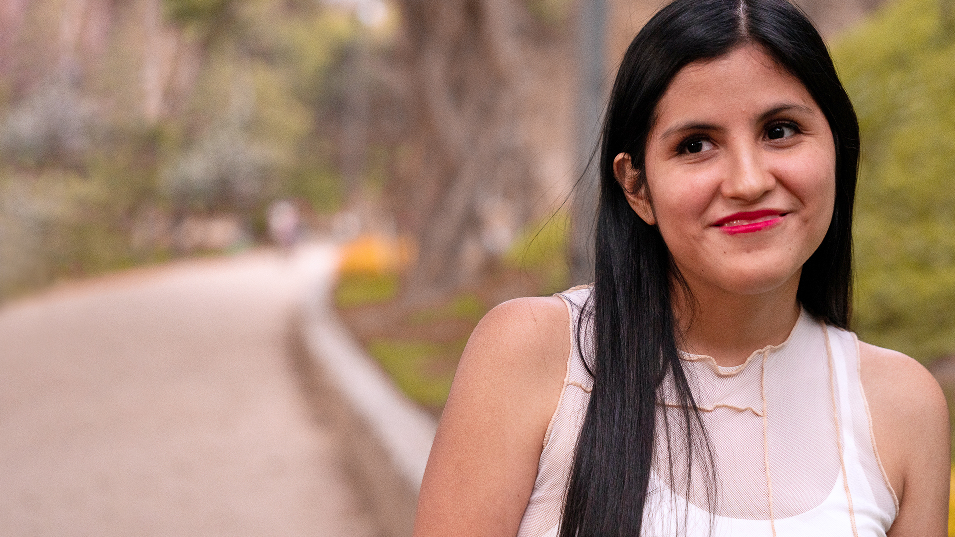 Andrea en plano medio sonriendo