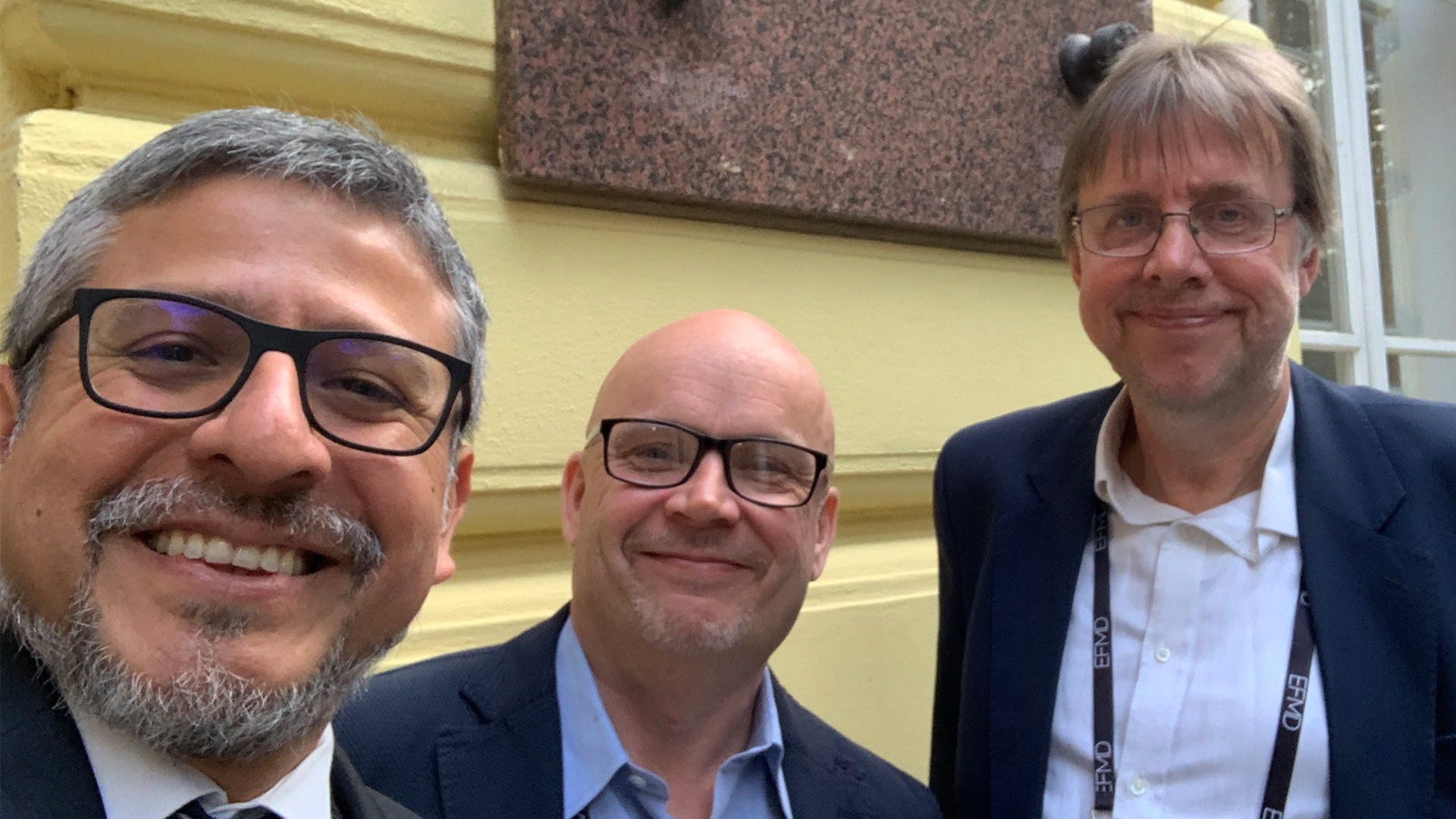 Miguel_Córdova_con_líderes_de_internacionalización_Reino_Unido_Finlandia durante su participación en la reunión anual de la EFMD (junio, 2022).