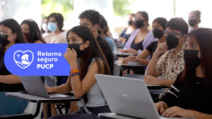 fotografía de clases presenciales en la pucp: se ve estudiantes con computadoras y cubrebocas. Hay un logo flotando de retorno seguro pucp