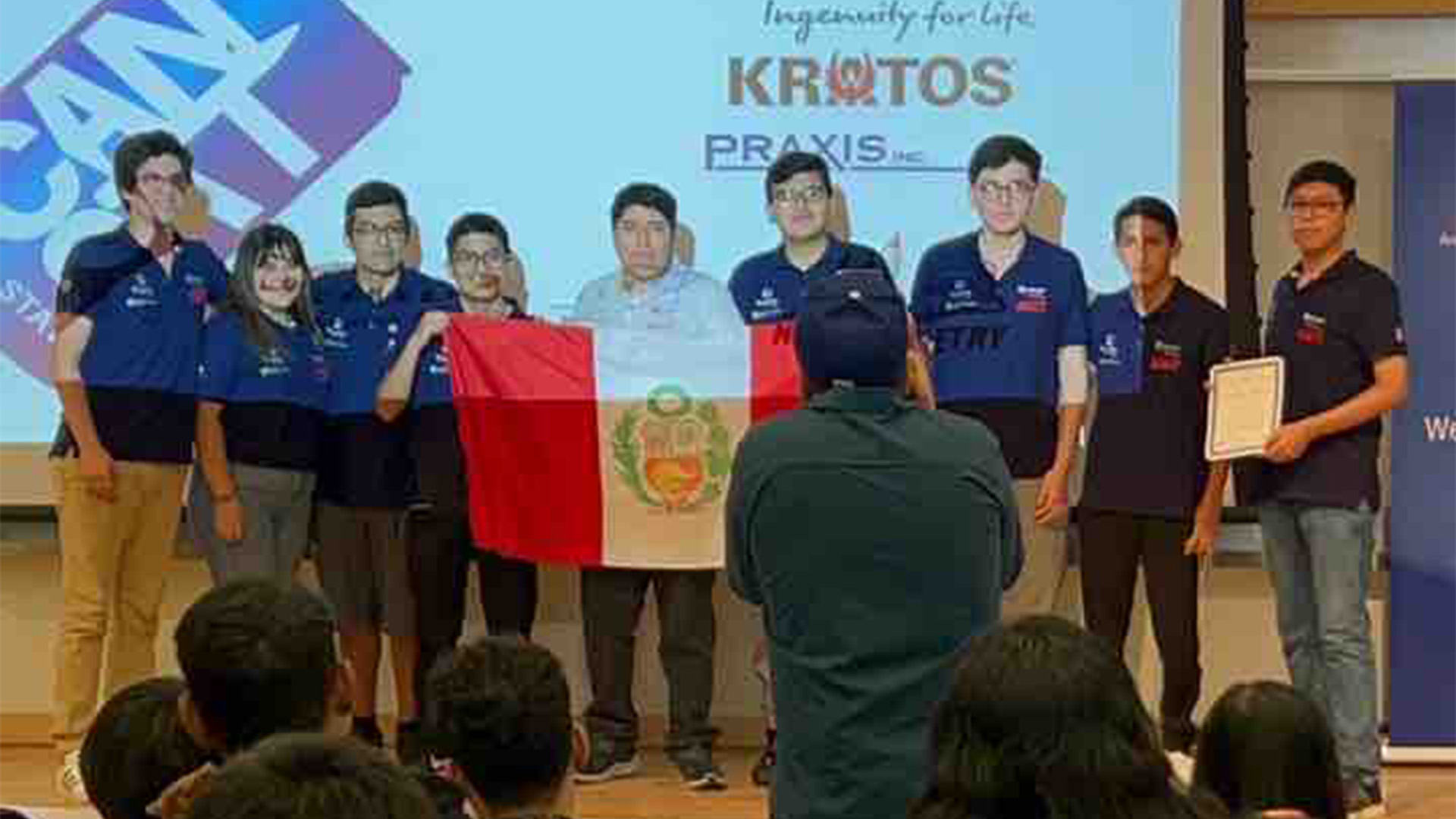 foto del MKTEAM PUCP: 10 personas con una bandera de perú