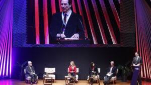 Rector PUCP con el panel de expositores en la inauguración de perú sostenible