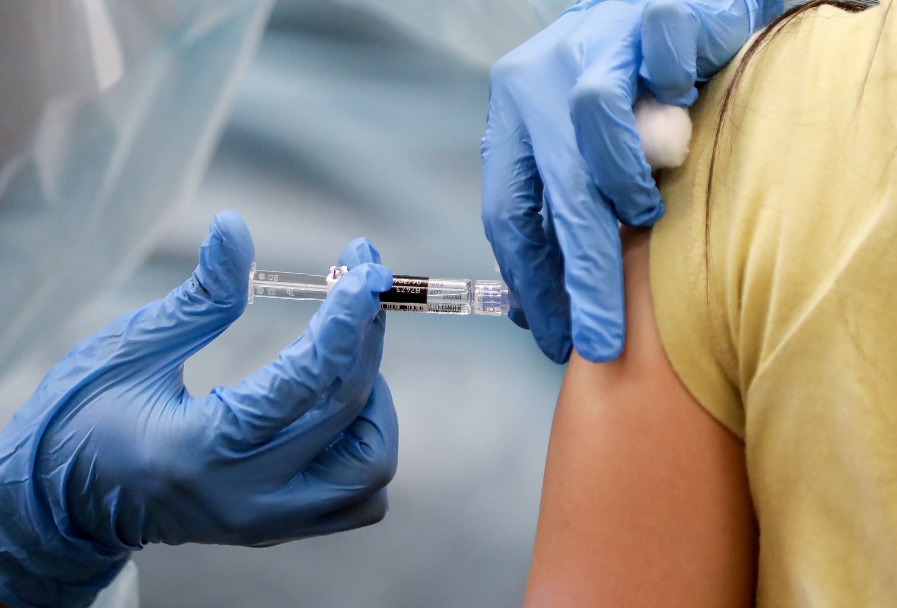 foto de una vacuna en la campaña de vacunación en la pucp