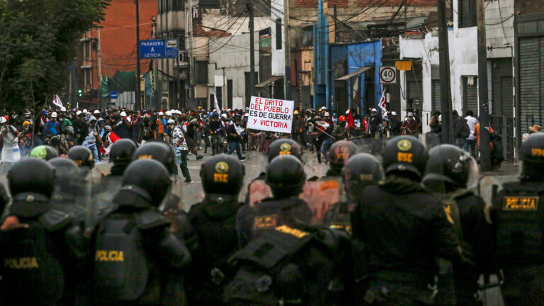 Foto de protesta y enfrentamiento entre policías y manifestantes