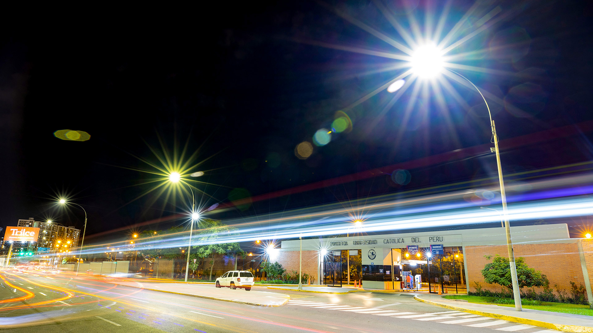 La PUCP y Enel iluminaron el perímetro del campus con tecnología LED.