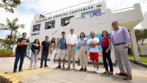 estudiantes y profesores de la reacreditada carrera de contabilidad en la PUCP.