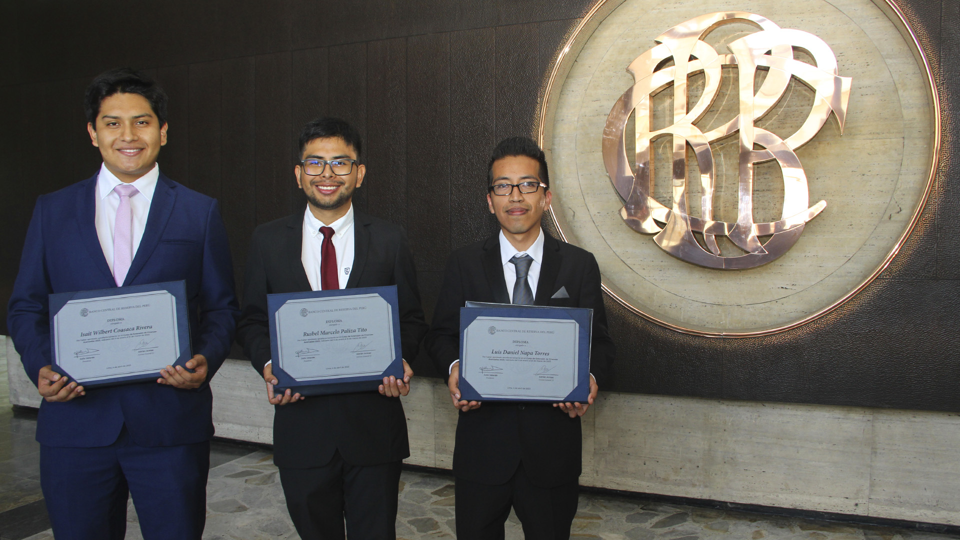 Los estudiantes Luis Napa, Isait Coasaca, Marcelo Paliza y el egresado Rafael Velarde consiguieron los tres primeros lugares en los cursos de extensión del BCRP