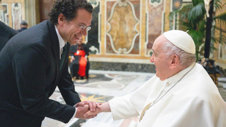 Foto del rector Carlos Garatea dando la mano al papa Francisco