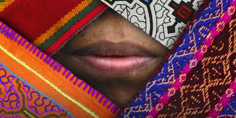 fotocomposición sobre la importancia del quechua: una boca al centro de la imagen, rodeada de 4 tipos de telas tradicionales distintas.