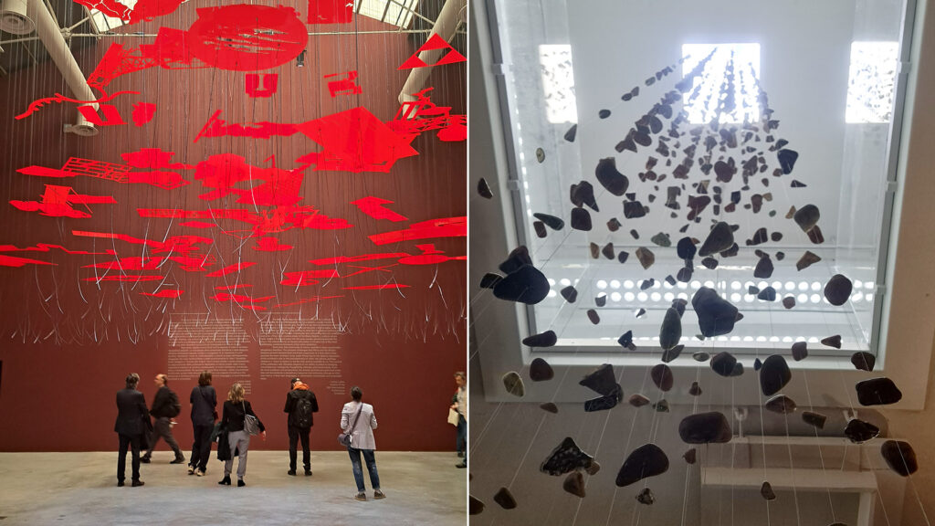 Dos instalaciones en la Bienal de Venecia. La de la izquierda son texturas altas en color rojo y abajo hay personas observando. En la de la derecha hay texturas colgando del techo color negro.