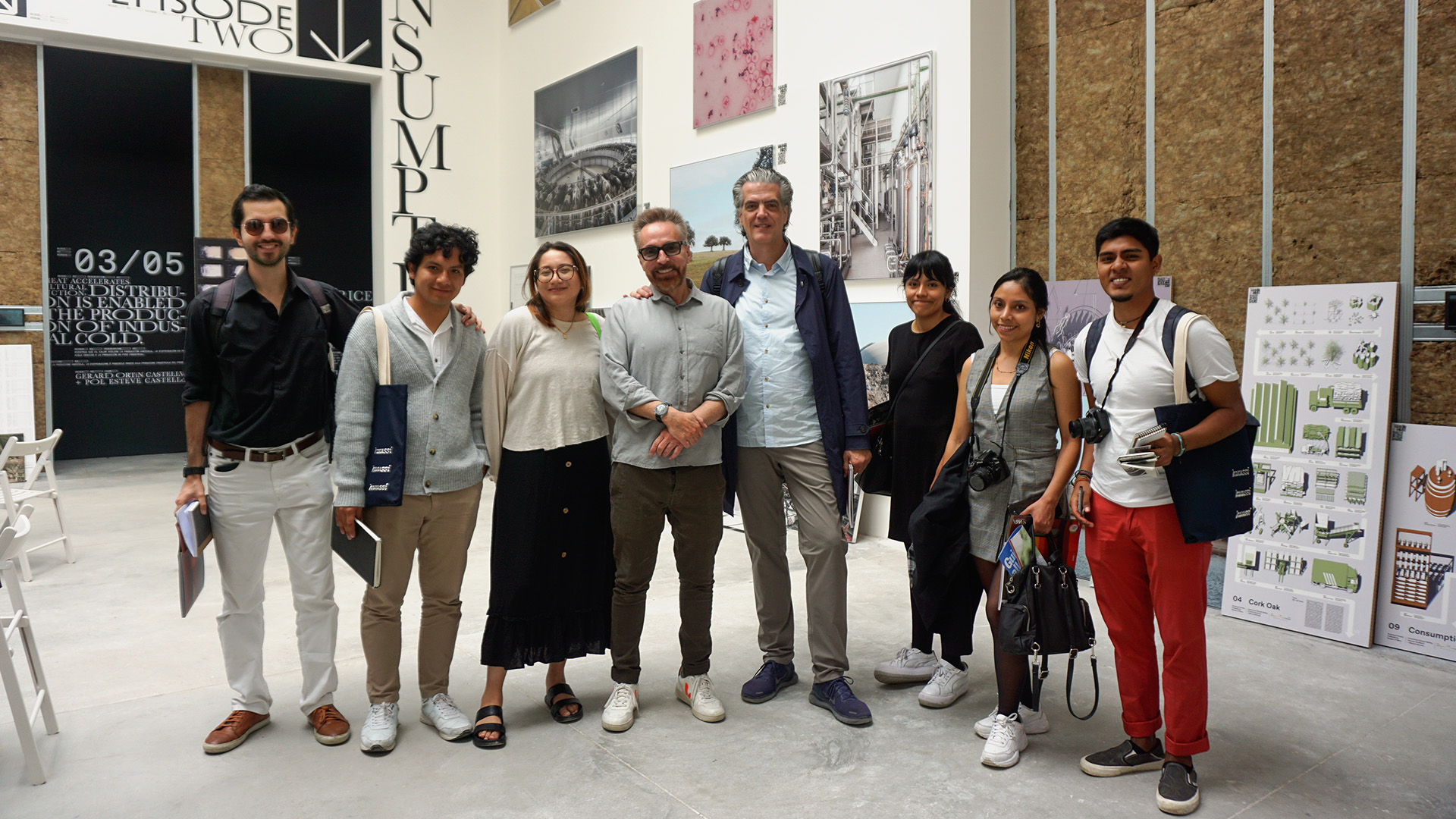 Delegación PUCP en la Bienal de Venecia: los egresados Pietro Chiri, María Elena Andía y Alexandra Larrea, los estudiantes Reynaldo Siccha, Edson Delgado y Érika Ramos, junto al decano de la Facultad de Arquitectura y Urbanismo, Paulo Dam.