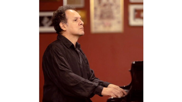 Juan José Chuquisengo tocando piano