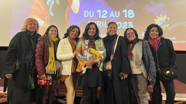Directora de película Islandia, Ina Mayushin, posa en la sala de cine Lincoln en París, junto a otras mujeres de la producción de la película. Sostiene un ramo de flores en la mano.