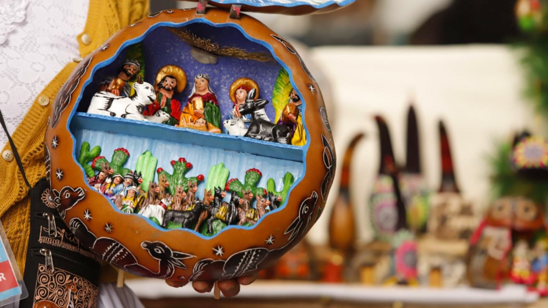 Imagen referencial de Andina sobre una artesanía peruana que es un nacimiento dentro de mate burilado