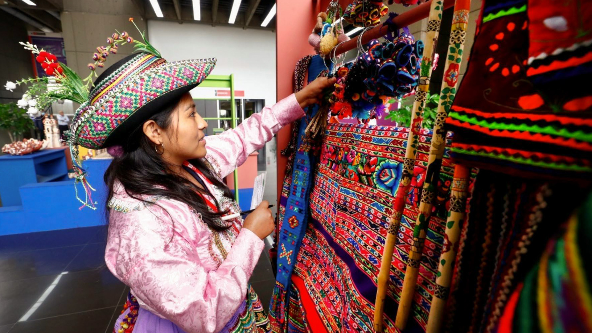 Imagen referencial de Andina donde sale una mujer artesana mostrando una artesanía en tejido
