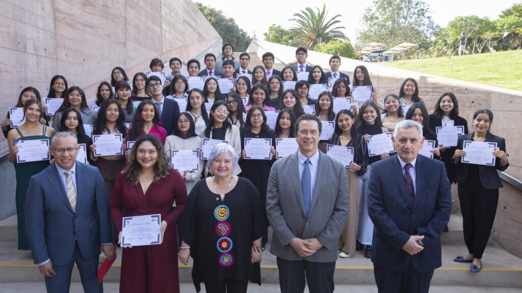 foto de los 50 estudiantes PUCP que fueron acreditados para el Parlamento Andino Universitario.