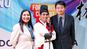 Álvaro Montalvo con Maribel Temoche, directora del Instituto Confucio PUCP y el consejero Zhao Xiaoming.