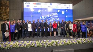 Representantes de diversas instituciones promotoras de la lectura