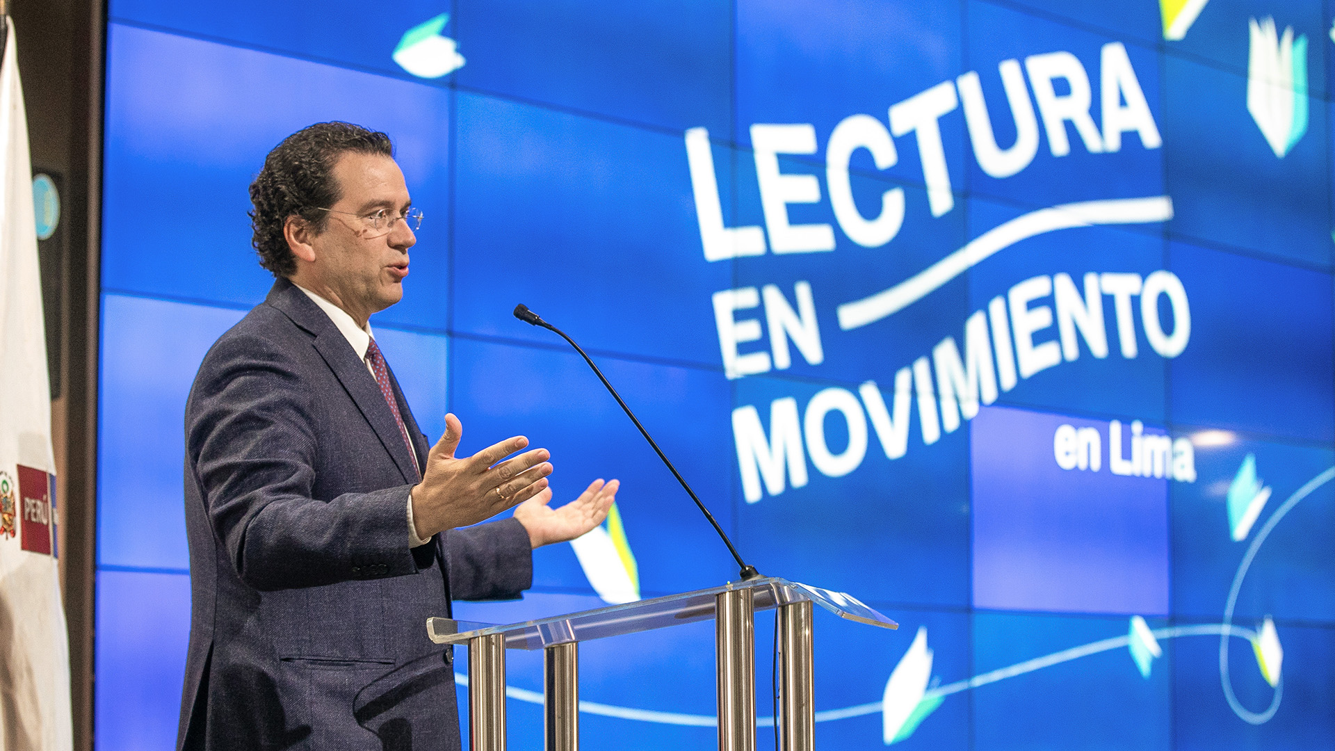 Rector Carlos Garatea en la presnetación de la campaña Lectura en movimiento en Lima