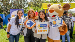 Alumnas con merch de Reacreditación PUCP 2023