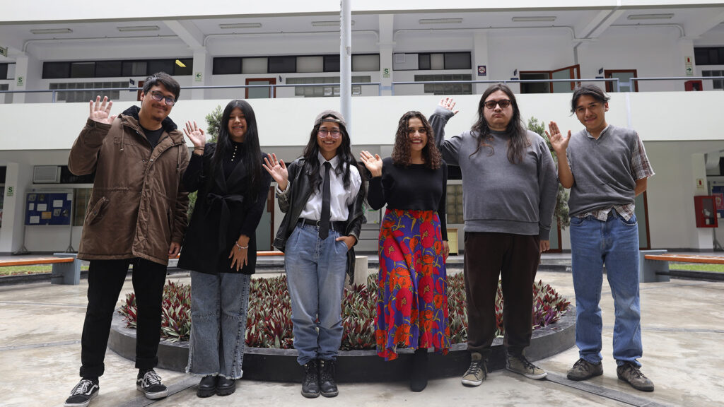 6 estudiantes representantes de cada grupo ganador del Concurso de Proyectos Culturales de la DACU.