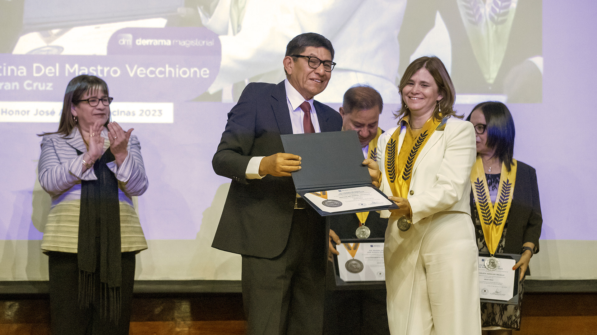 Derrama Magisterial presenta el Premio Medalla de Honor José