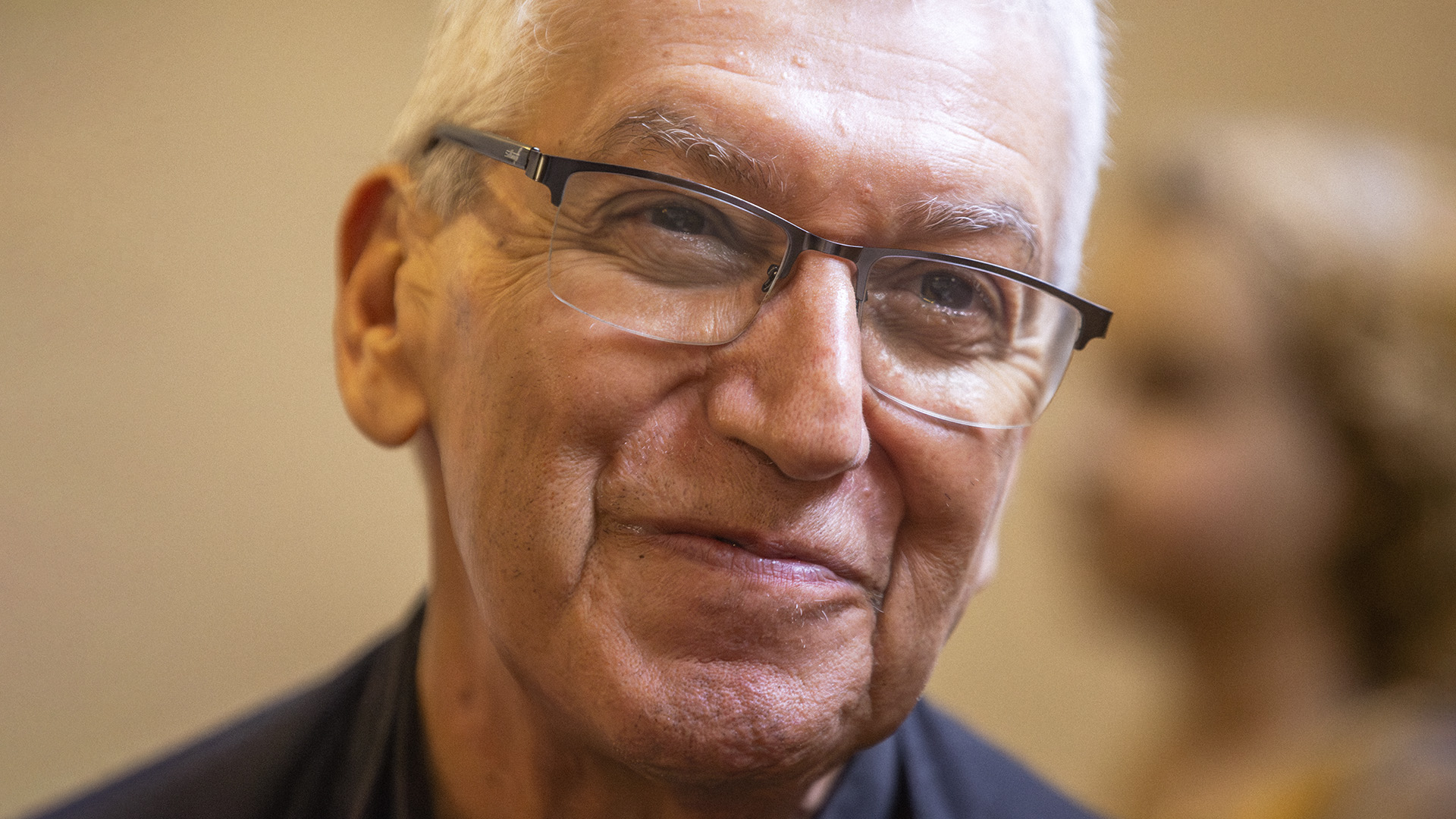 Primer plano de Carlos Castillo sonriendo