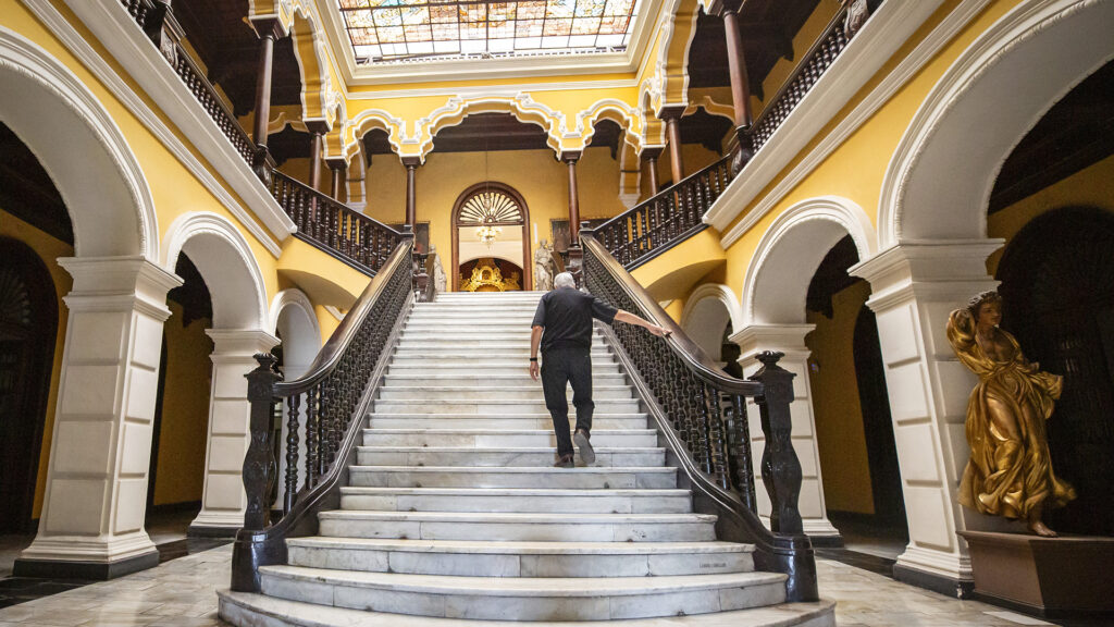Carlos Castillo subiendo las escaleras del palacio arzobispal.