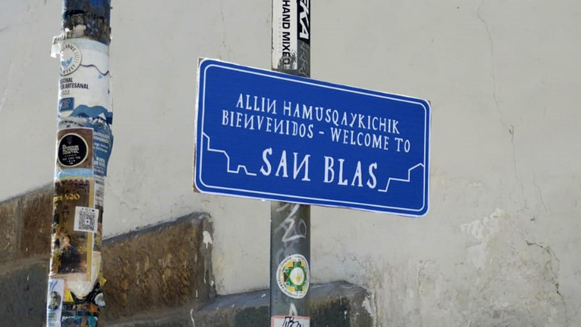 Cartel que dice Bienvenidos a San Blas en castellano y en quechua