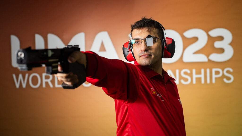 Berlan Rodríguez, profesor y medallista de tiro deportivo