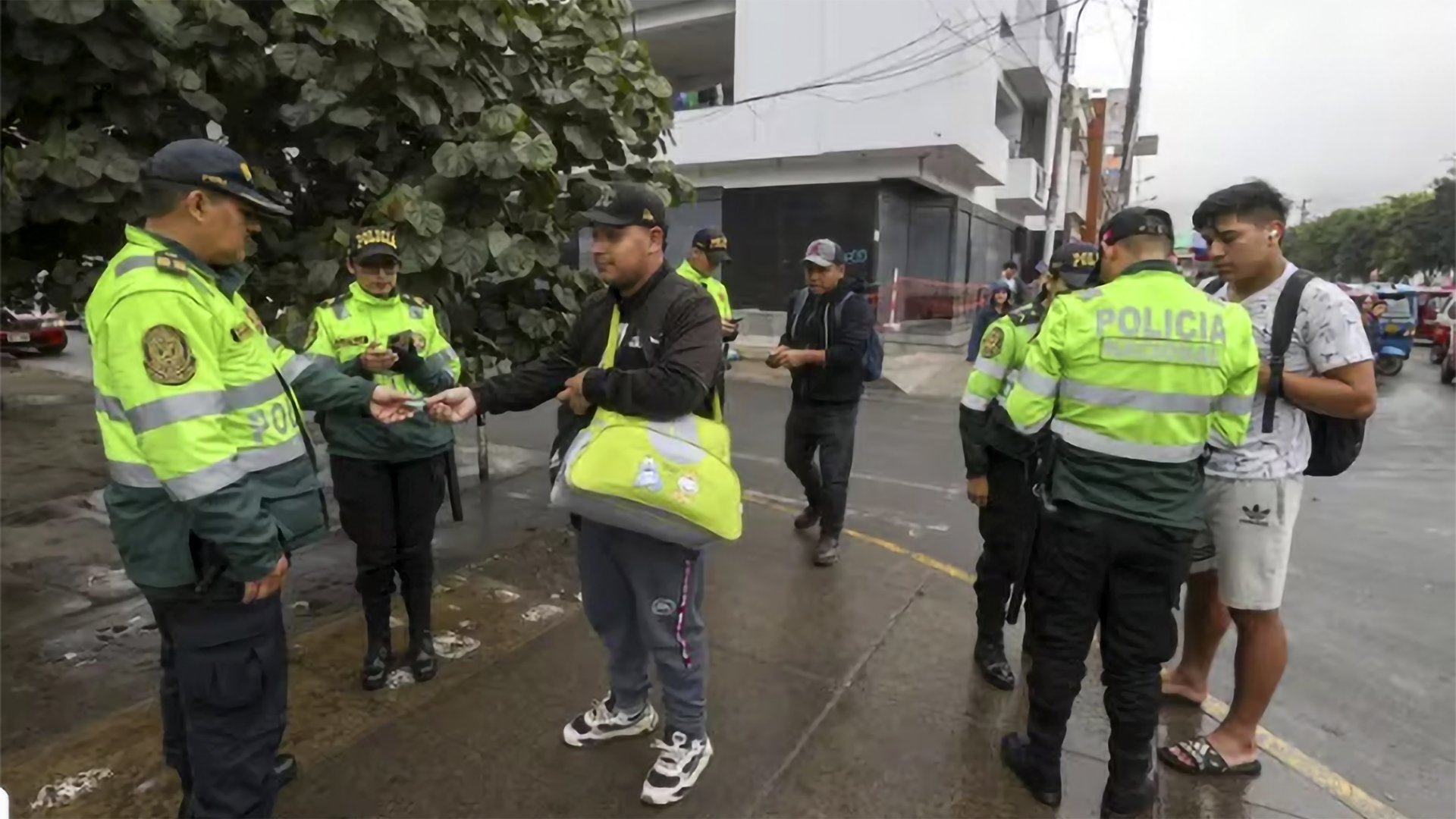 Un grupo de policías realizando batidas por las extorsiones.