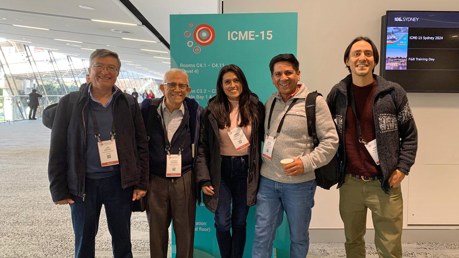 Uldarico Malaspina en foto grupal en el congreso ICME-15.