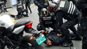 Policías en una batida a pocos días del debate de terrorismo urbano. Paro de transporte