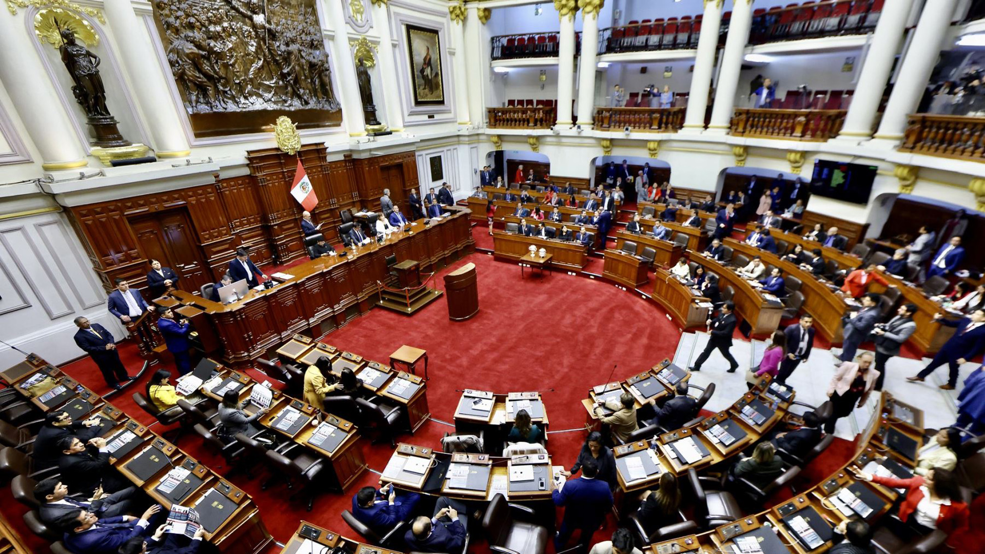 Congreso debatiendo la propuestas de ley de terrorismo urbano frente a la ola de extorsiones. Paro de transporte