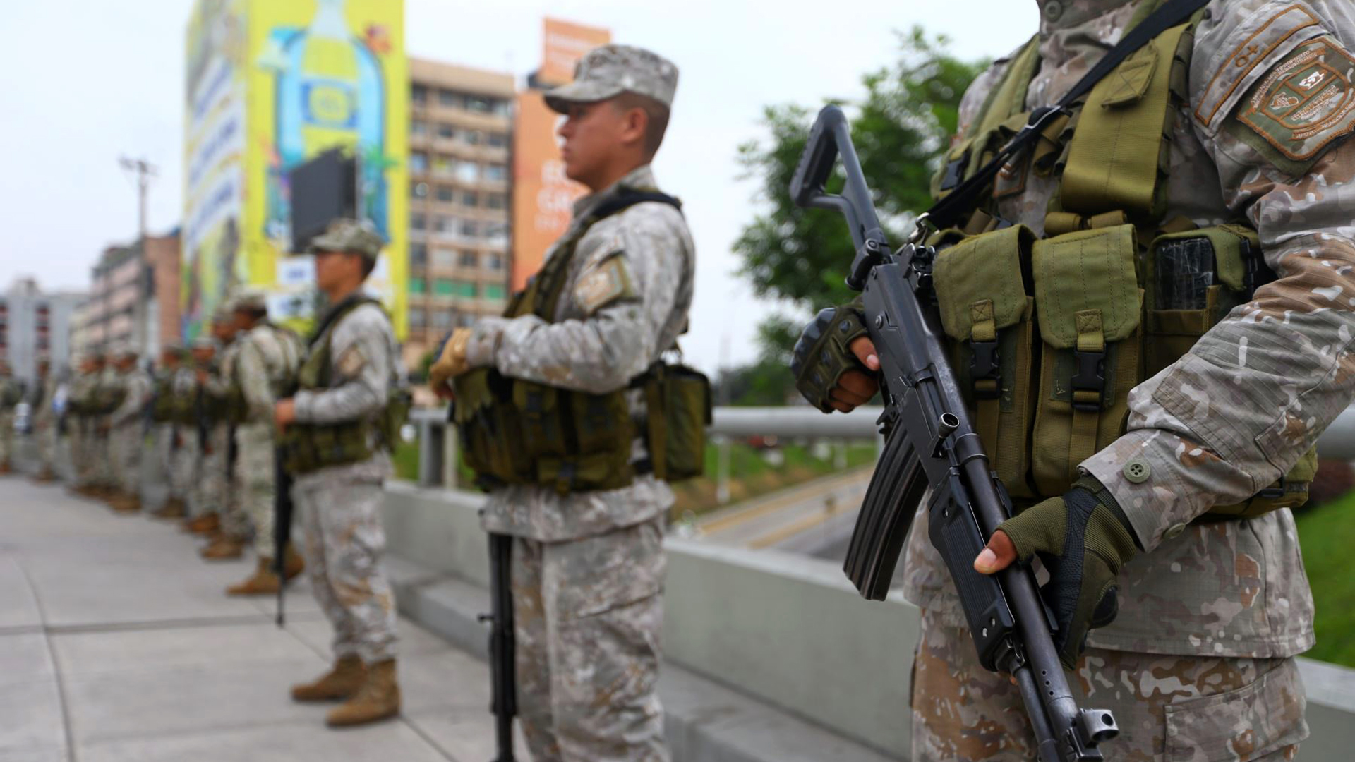 Militares en las calles en los estados de emergencia frente a las extorsiones. Paro de transporte