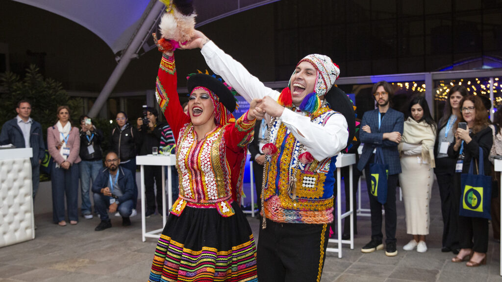 Bailarines en la inauguración de la XXIV International Finance Conference.