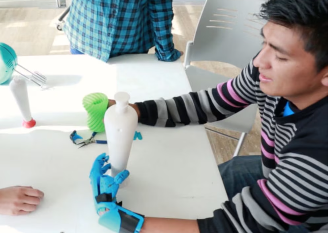 Desde drones para detectar epidemias hasta prótesis accesibles: seis inventos peruanos premiados en evento internacional
