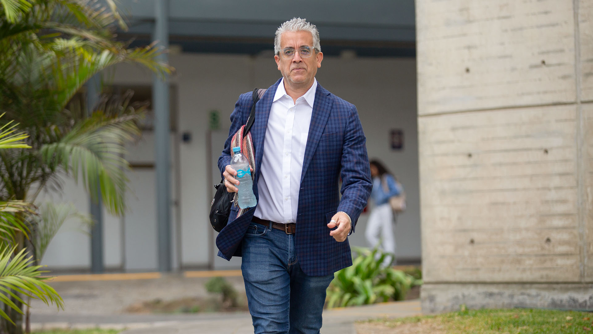 Luis Felipe Delgado-Aparicio caminando por el campus PUCP