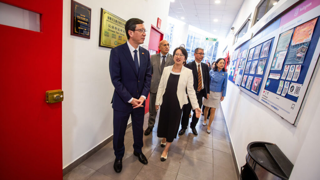 La delegación china visitó la sede de nuestro Instituto Confucio.